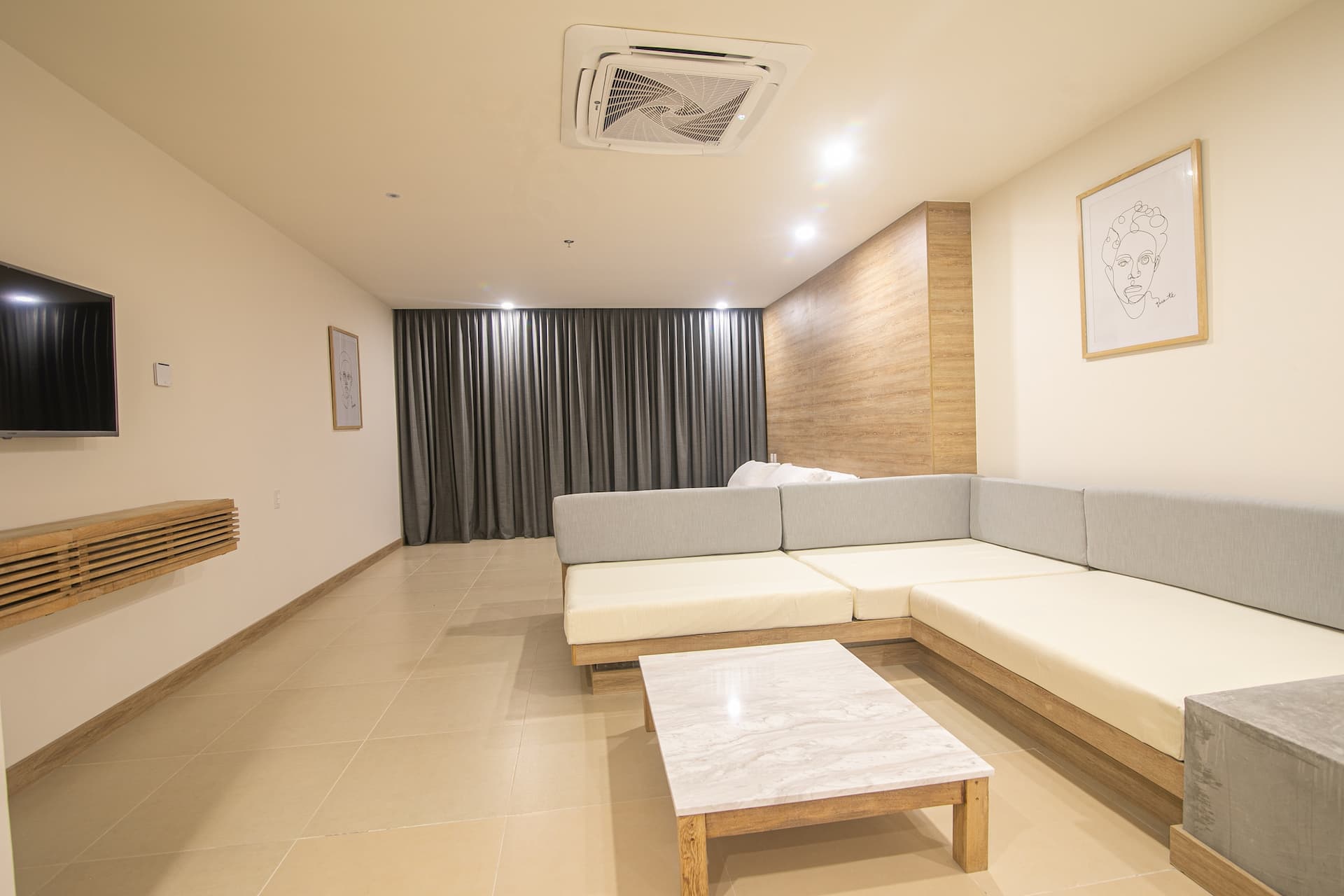 Metro Suites 503 - Beautiful Apartment with Private Balcony in BG