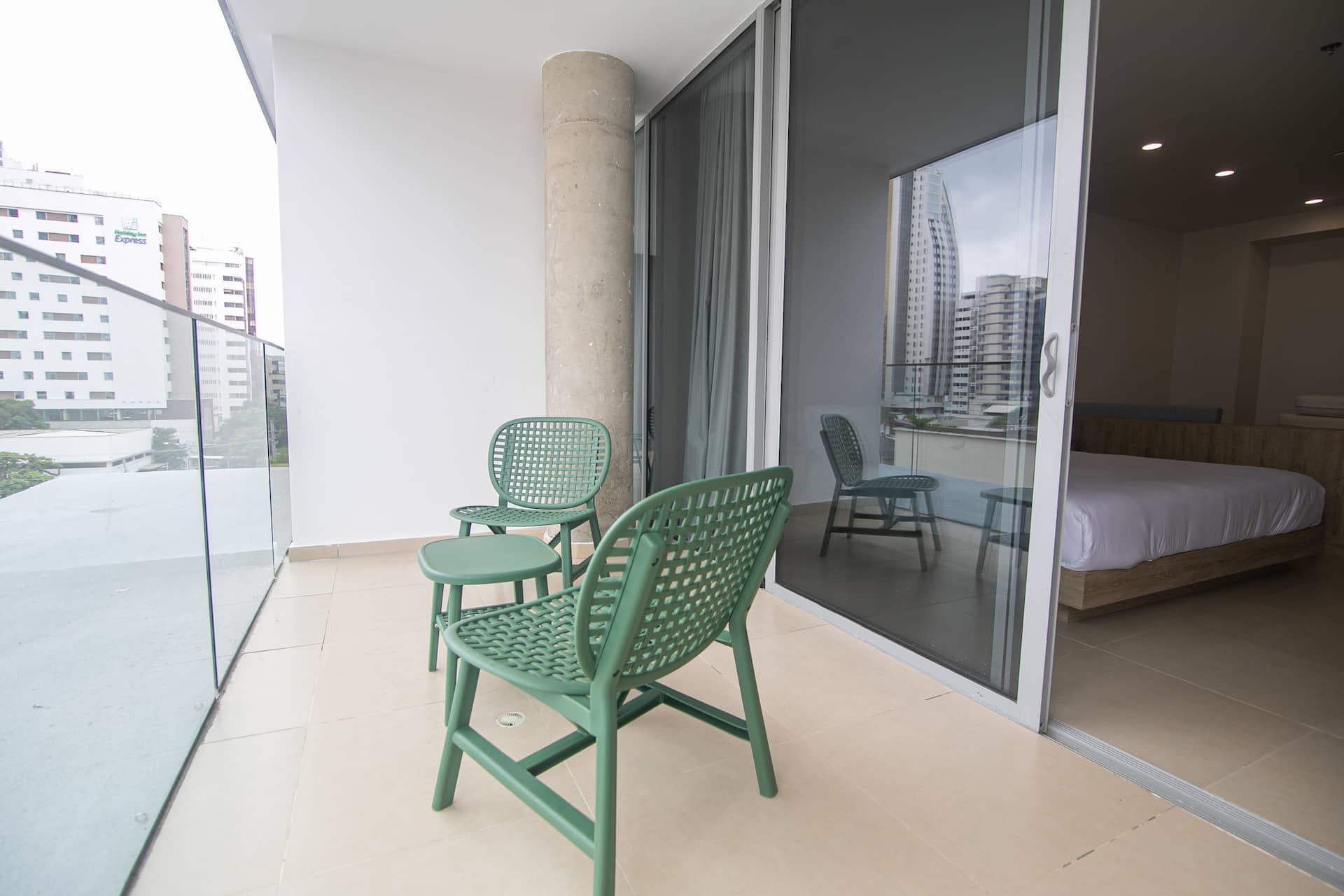 Metro Suites 503 - Beautiful Apartment with Private Balcony in BG Photo 4
