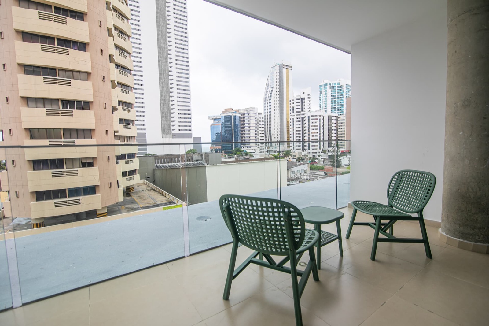 Metro Suites 503 - Beautiful Apartment with Private Balcony in BG Photo 5