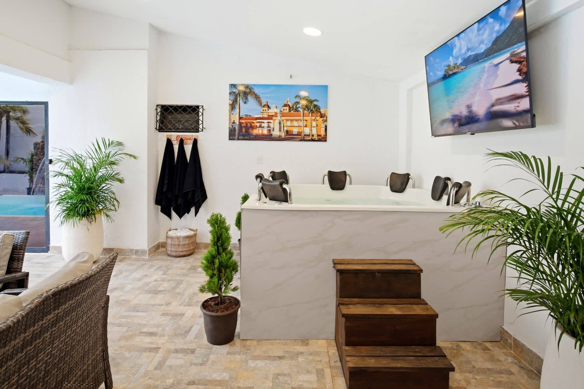 Omega House 8BR Luxury Villa w/Pool & 2 Jacuzzis