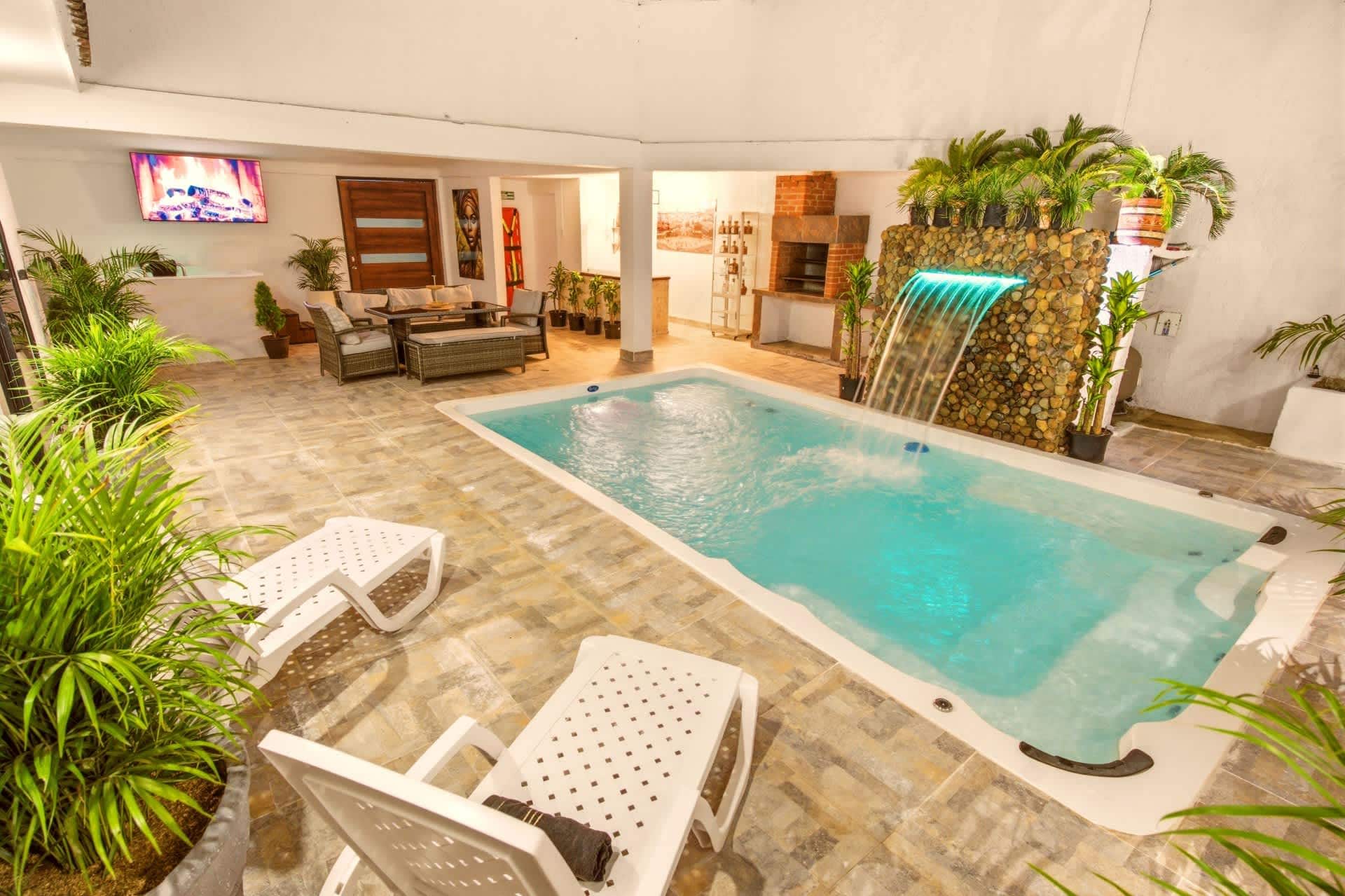 Omega House 8BR Luxury Villa w/Pool & 2 Jacuzzis