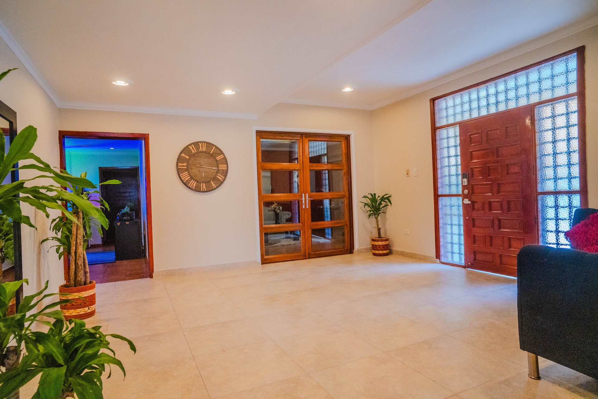 Omega House 8BR Luxury Villa w/Pool & 2 Jacuzzis Photo 5