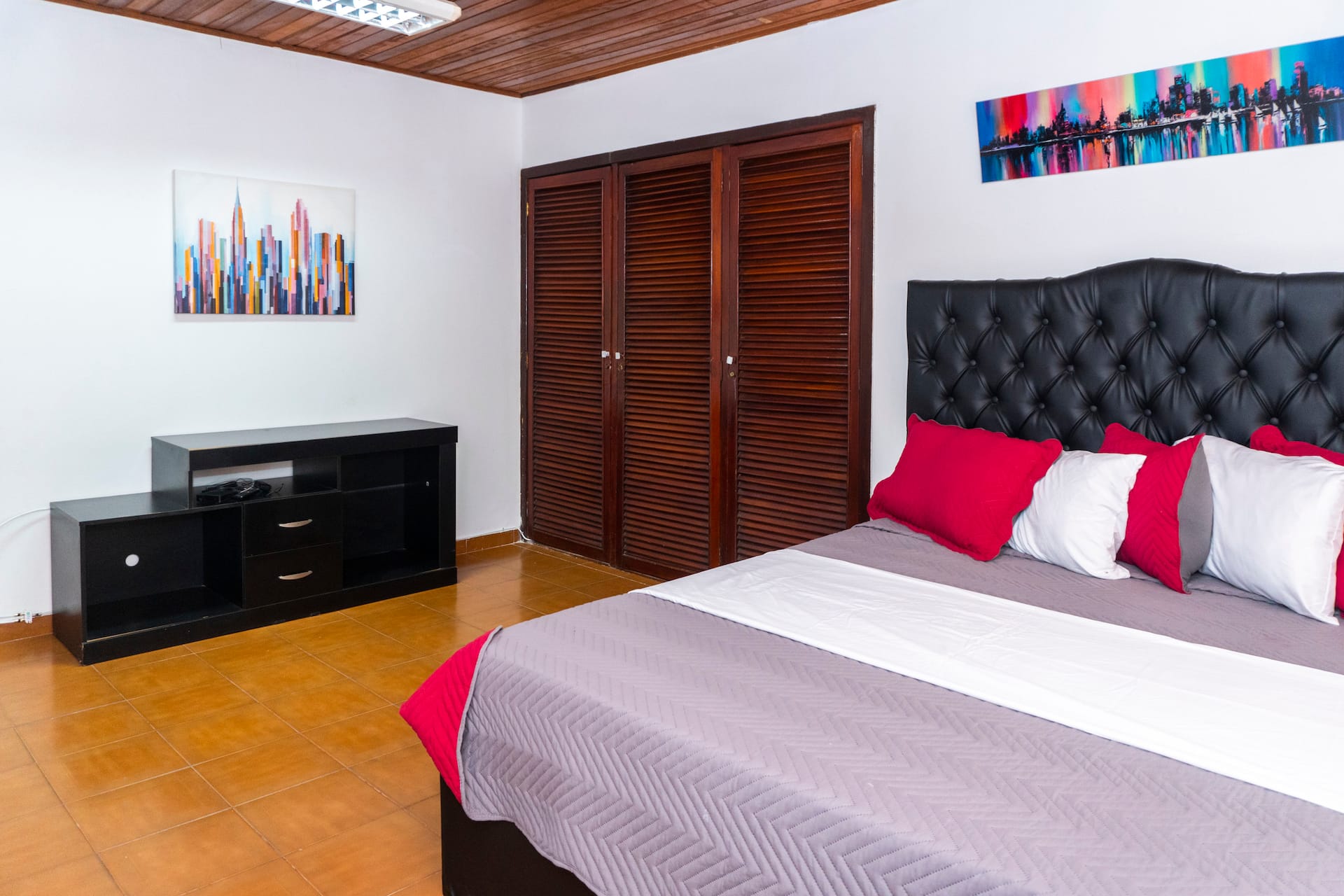 Omega House 8BR Luxury Villa w/Pool & 2 Jacuzzis Full Photo 25