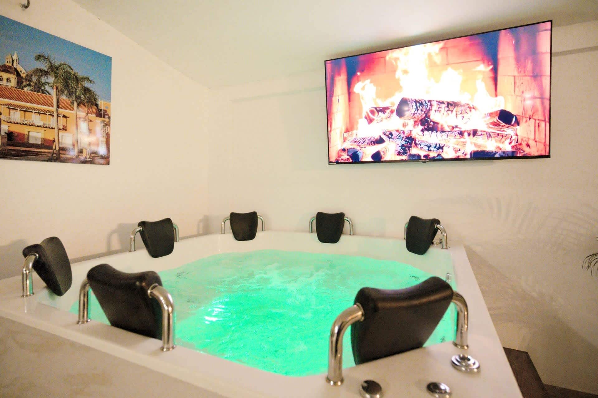 Omega House 8BR Luxury Villa w/Pool & 2 Jacuzzis Full Photo 39