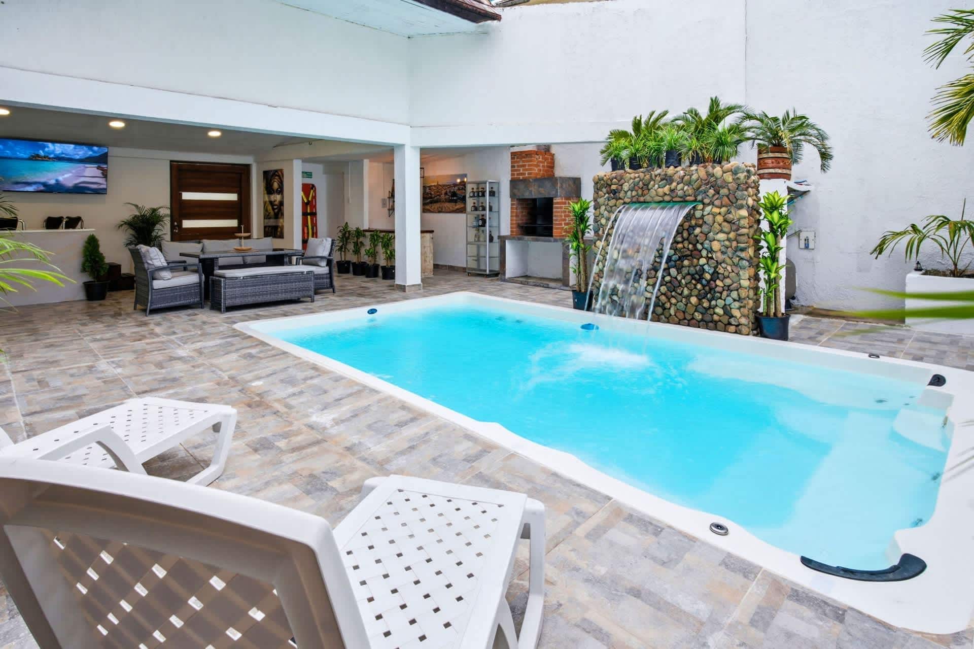 Omega House 8BR Luxury Villa w/Pool & 2 Jacuzzis Full Photo 40