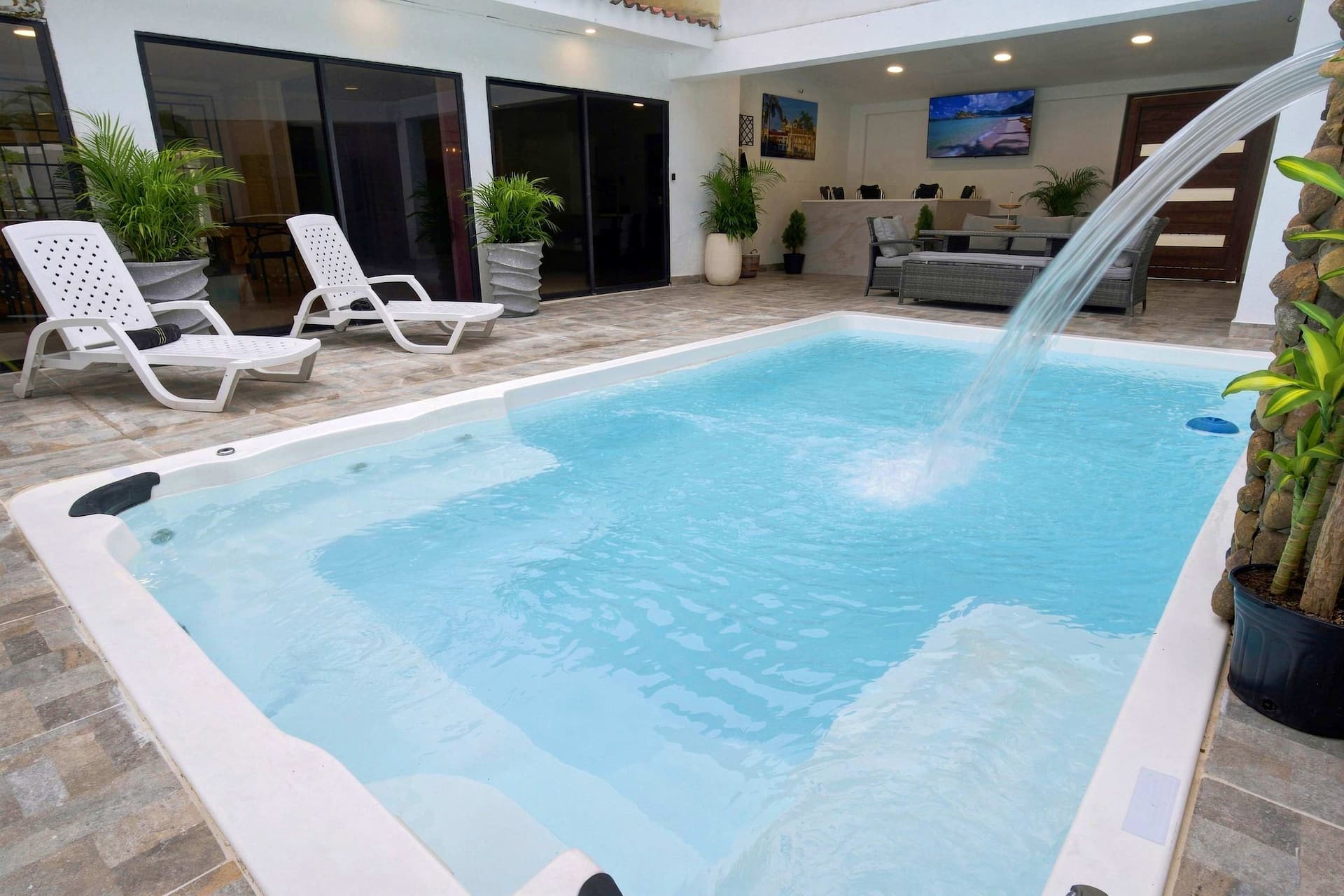 Omega House 8BR Luxury Villa w/Pool & 2 Jacuzzis Full Photo 43